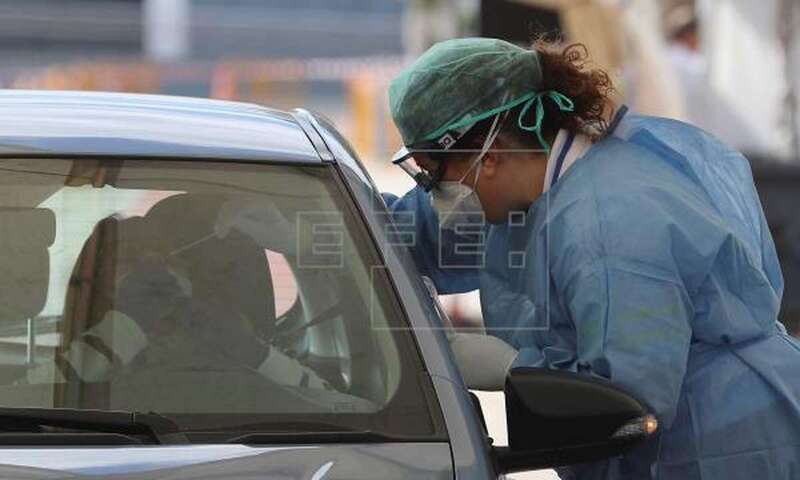 Imagen de archivo de una enfermera haciendo el test para el diagnóstico de COVID-19 (Foto Efe / Elvira Urquijo A.)